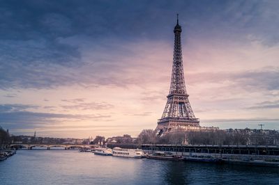 Top 5 arrondissements Paris : eau calcaire — illustration éditoriale Electrocase